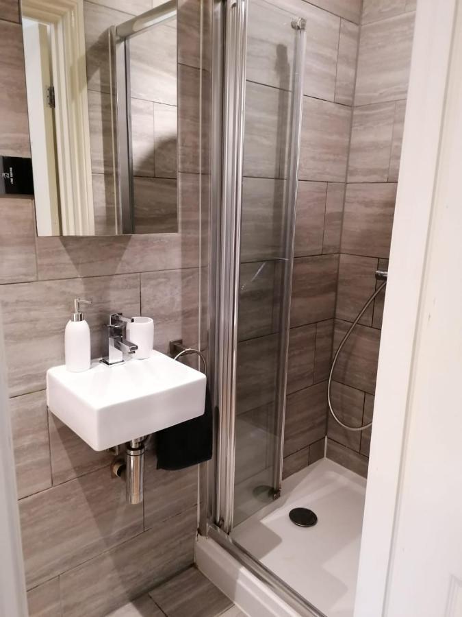 6 Bed House 3 Bathrooms Good Transport Links To London, Free Parking Exterior photo