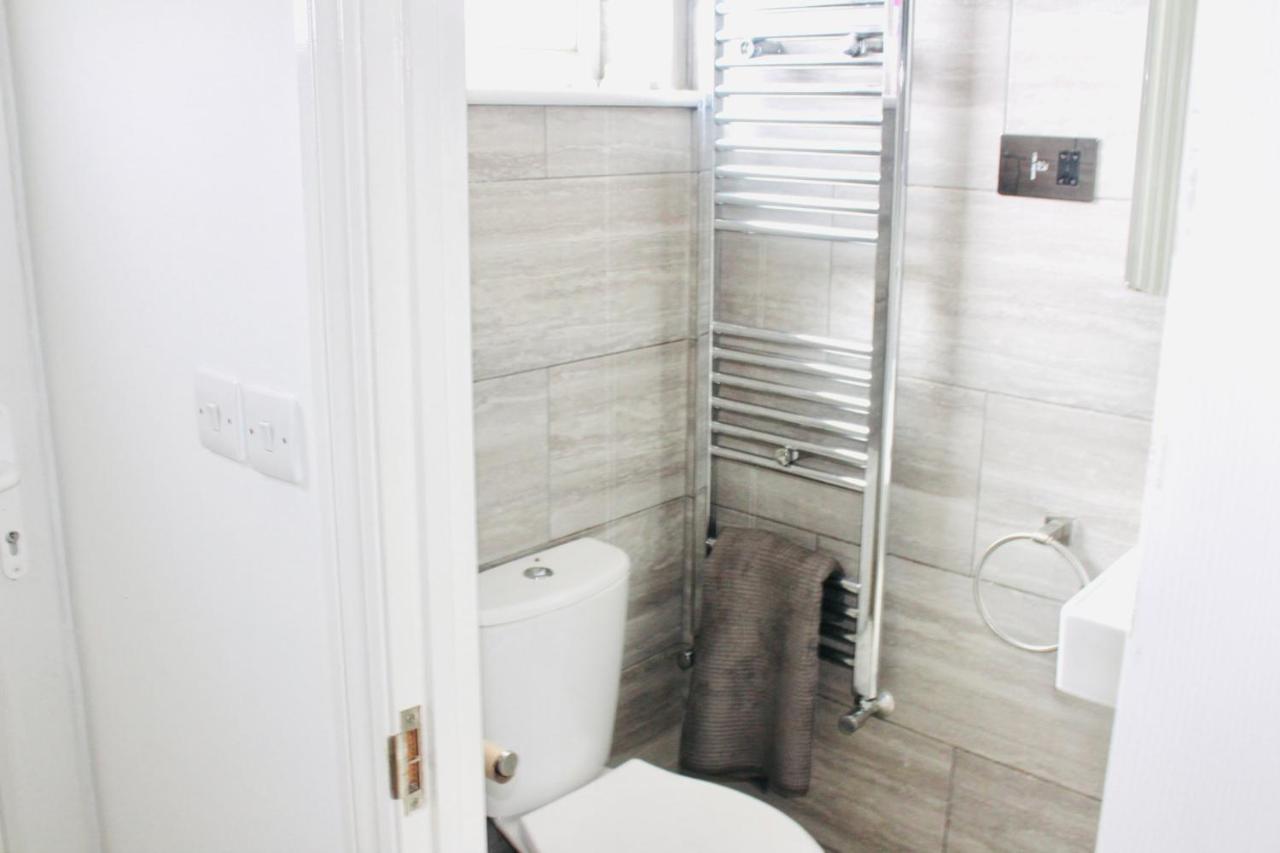 6 Bed House 3 Bathrooms Good Transport Links To London, Free Parking Exterior photo
