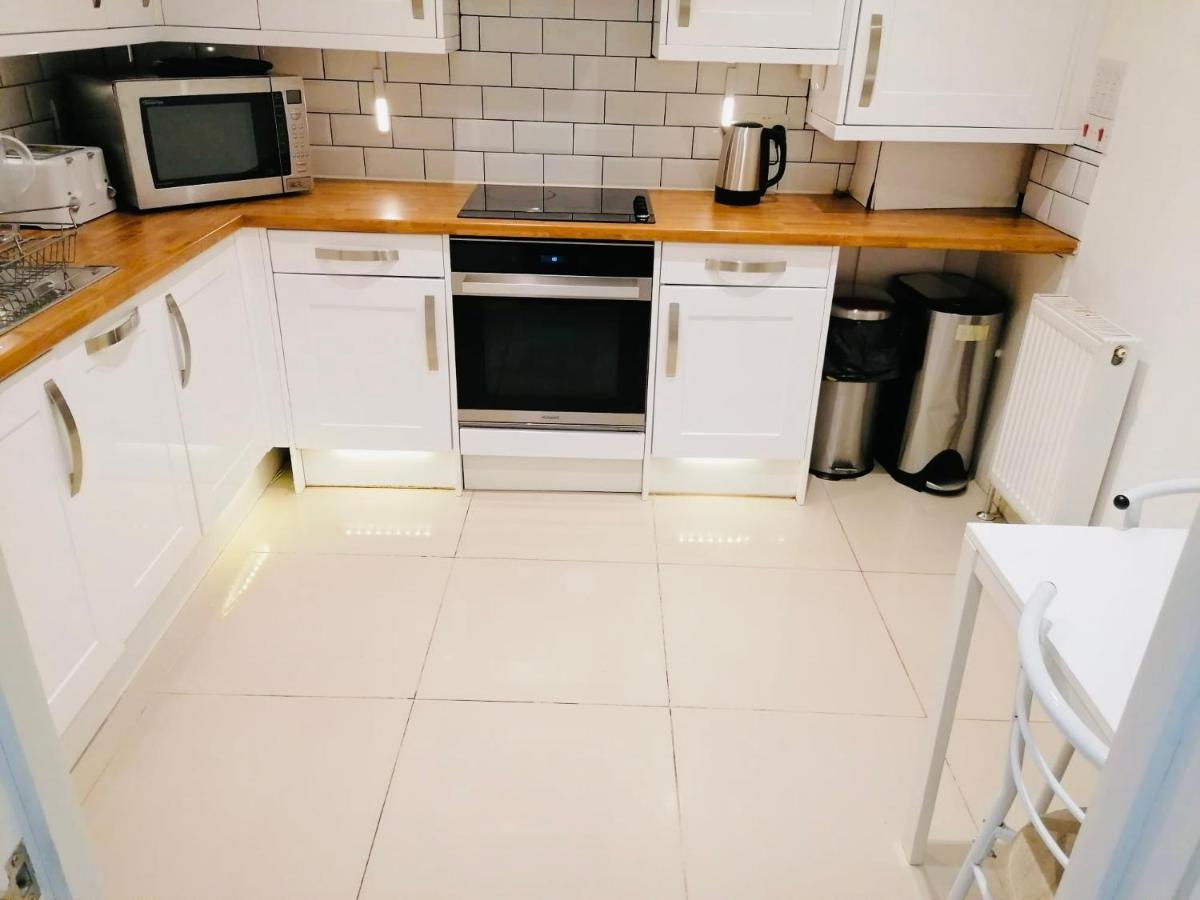 6 Bed House 3 Bathrooms Good Transport Links To London, Free Parking Exterior photo