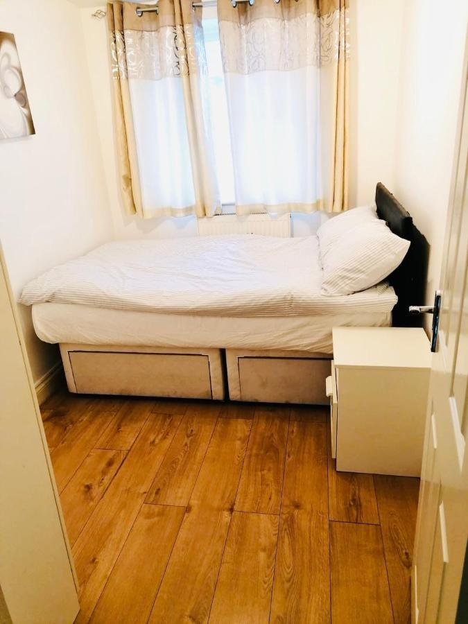 6 Bed House 3 Bathrooms Good Transport Links To London, Free Parking Exterior photo