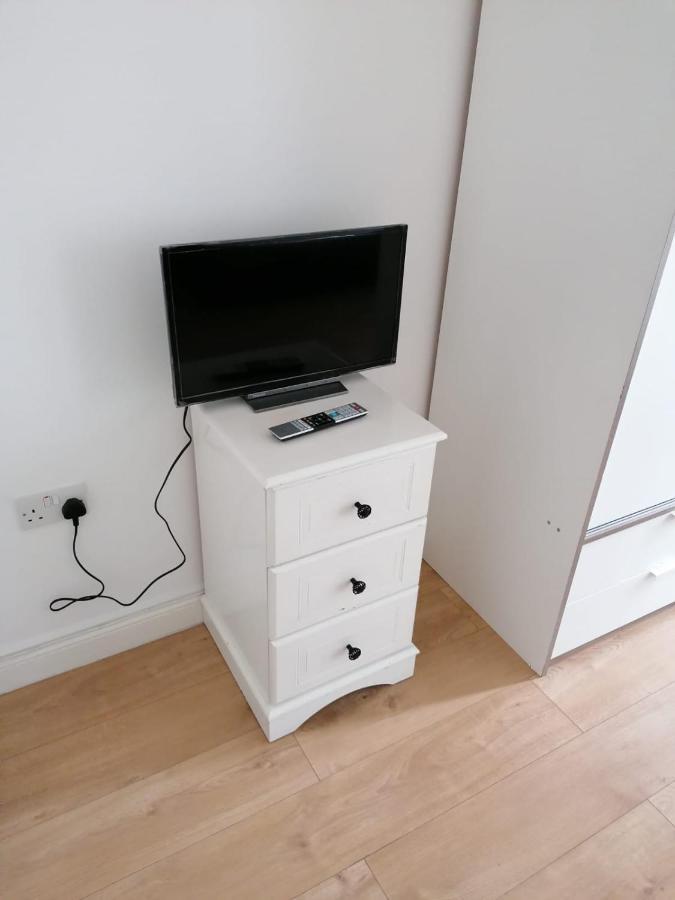 6 Bed House 3 Bathrooms Good Transport Links To London, Free Parking Exterior photo