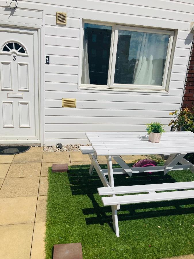 6 Bed House 3 Bathrooms Good Transport Links To London, Free Parking Exterior photo